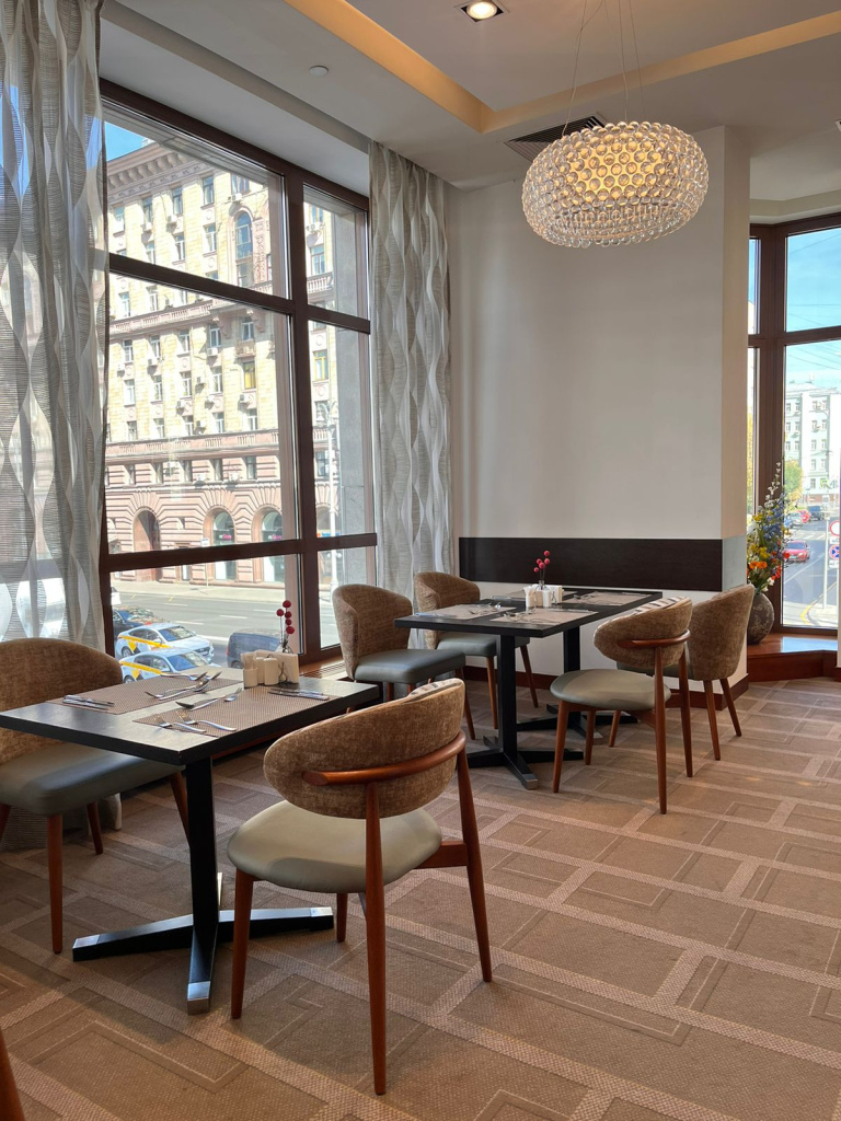 Ресторан в отеле: как мебель влияет на загрузку зала и средний чек